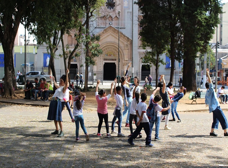 Grupo Lagartixa na Janela Intervenções com o Publico Infantil