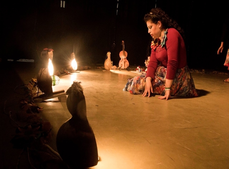 Cena da peça "O Encantamento da Rebeca", do grupo Buraco d'Oráculo