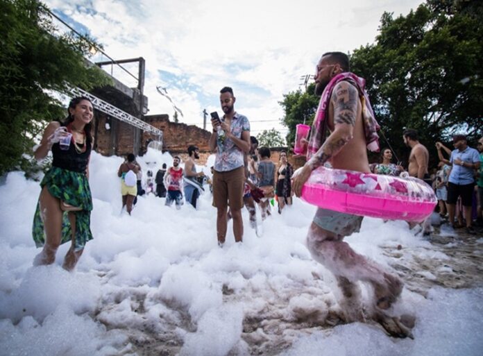 thumbnail_TodoDomingo - Pilantragi - Créditos para Nego Júnior © 2017 - IMG_8612 Carnaval na Espuma